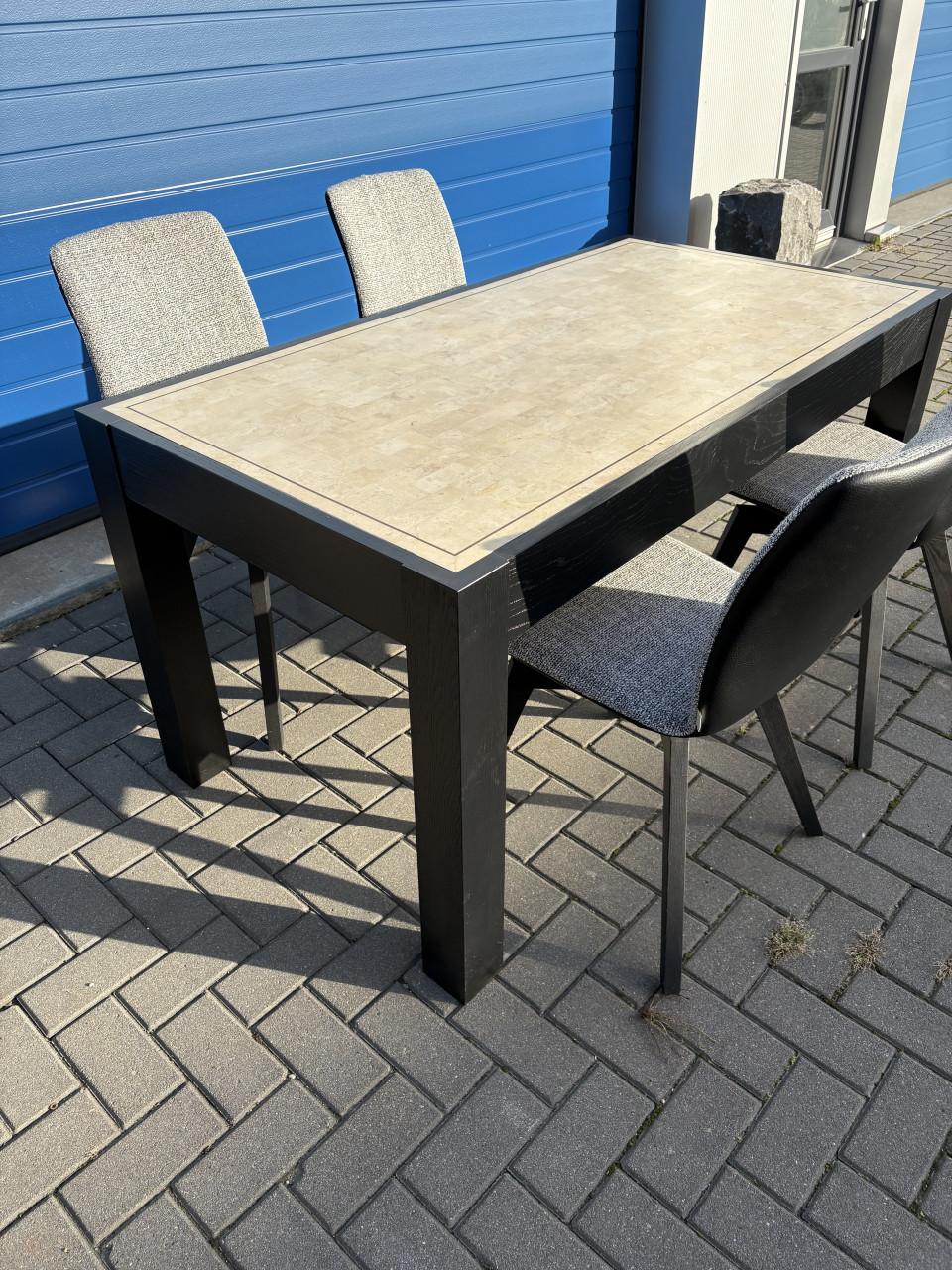 Tafel en stoelen
