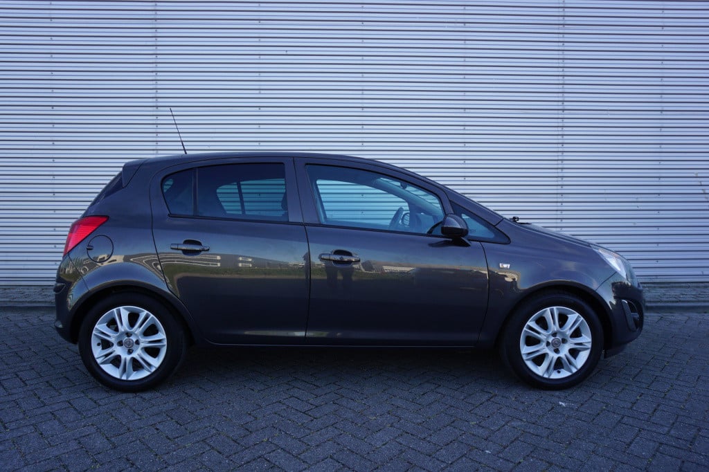 Opel Corsa 1.4-16v blitz airco / navi / cruise / elektr. ramen / parkeers. 