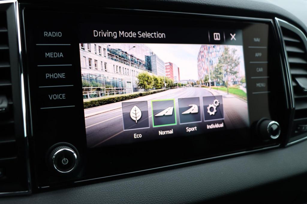 Skoda Karoq 1.5 tsi act style 150pk dsg7 | stoel voor+ achter verwarming | 