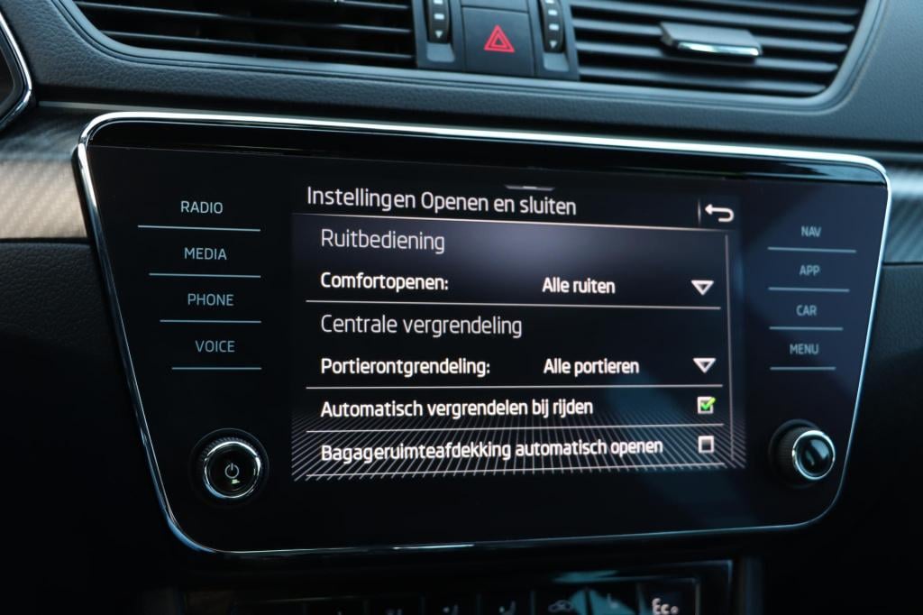 Skoda Superb combi 1.4 tsi iv sportline business 218pk dsg6 | memory | trek