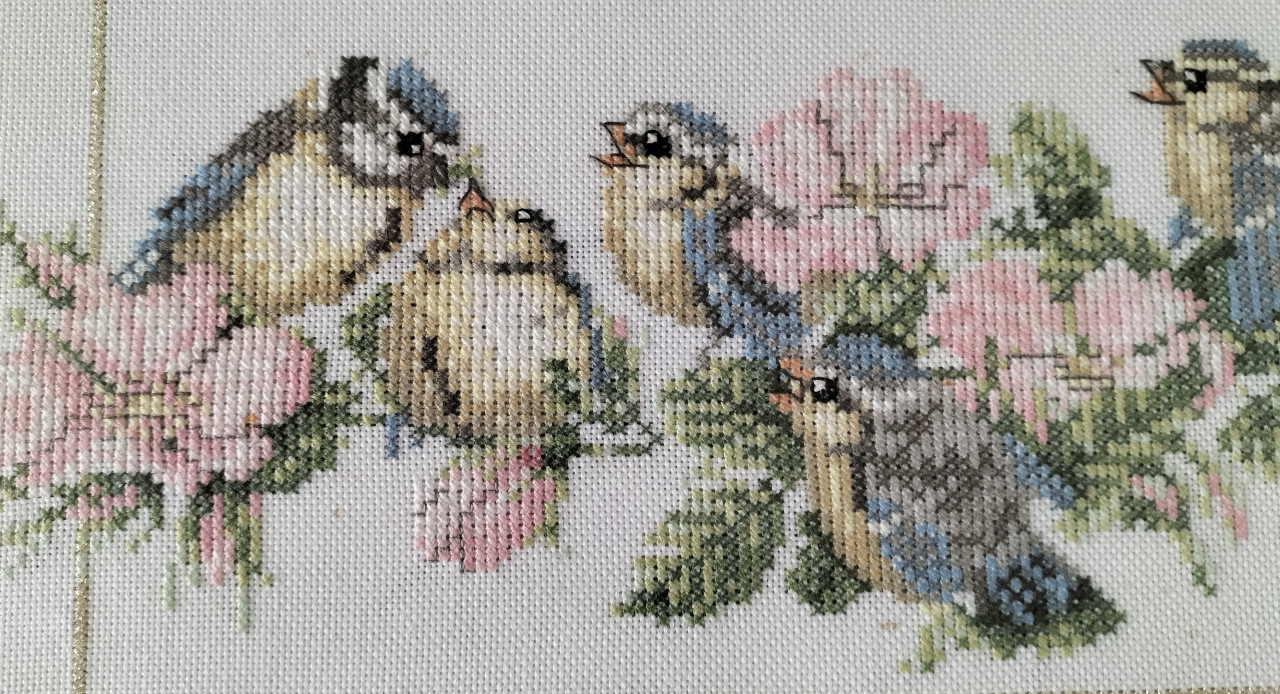 Geborduurd schilderij pimpelmeesjes en bloemen
