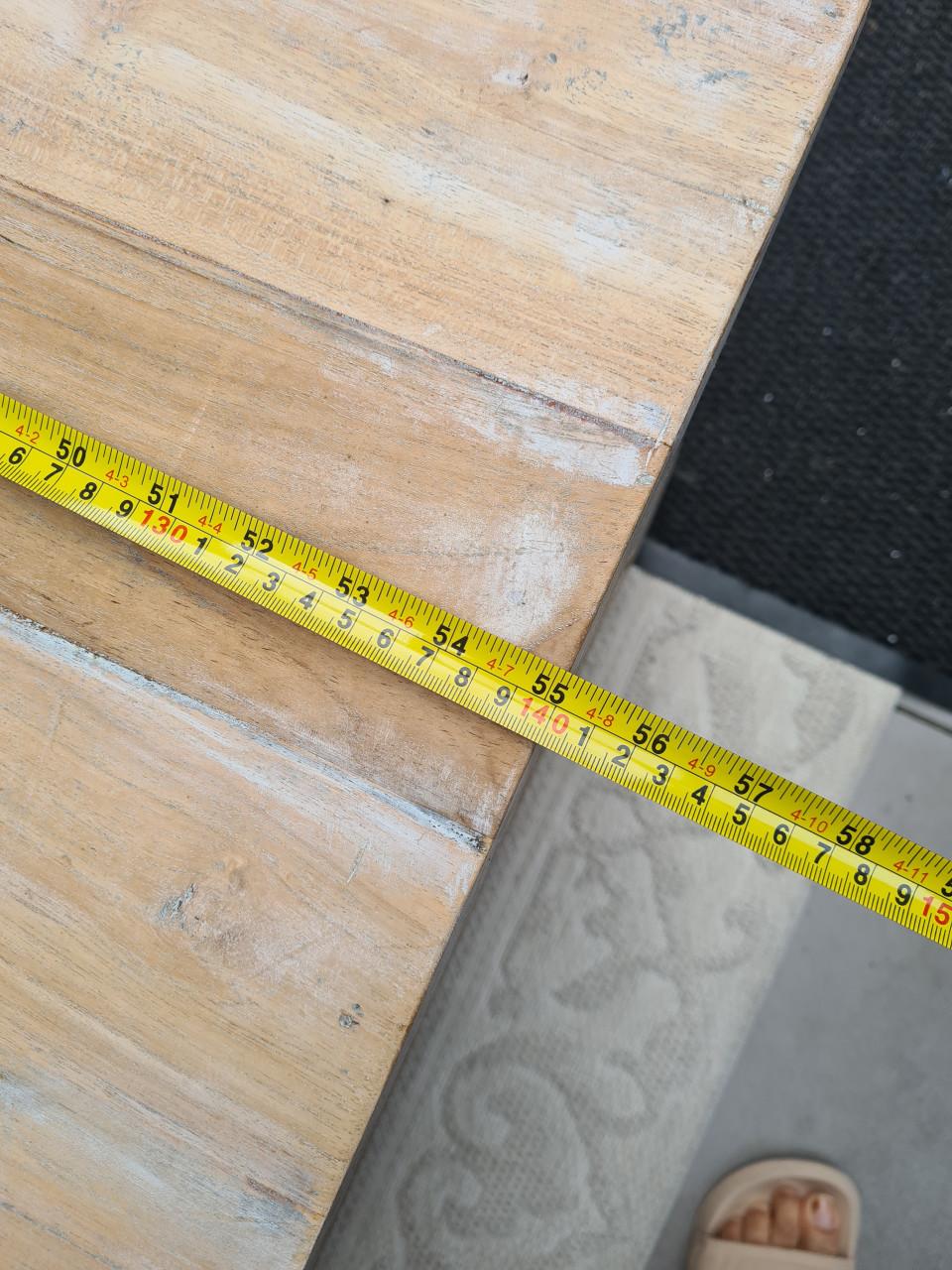 Mooie zware tafel van goede kwaliteit.