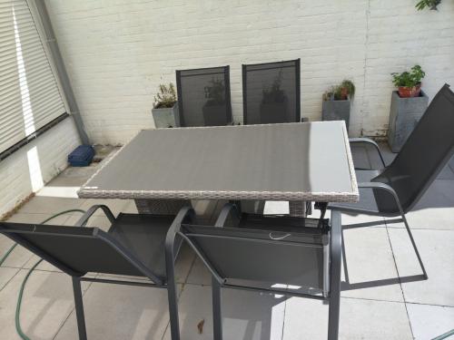 Tuintafel + 5 stapelstoelen