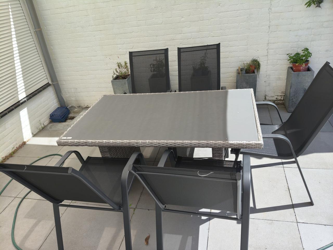 Tuintafel + 5 stapelstoelen