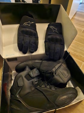 Motorhandschoenen en schoenen te koop