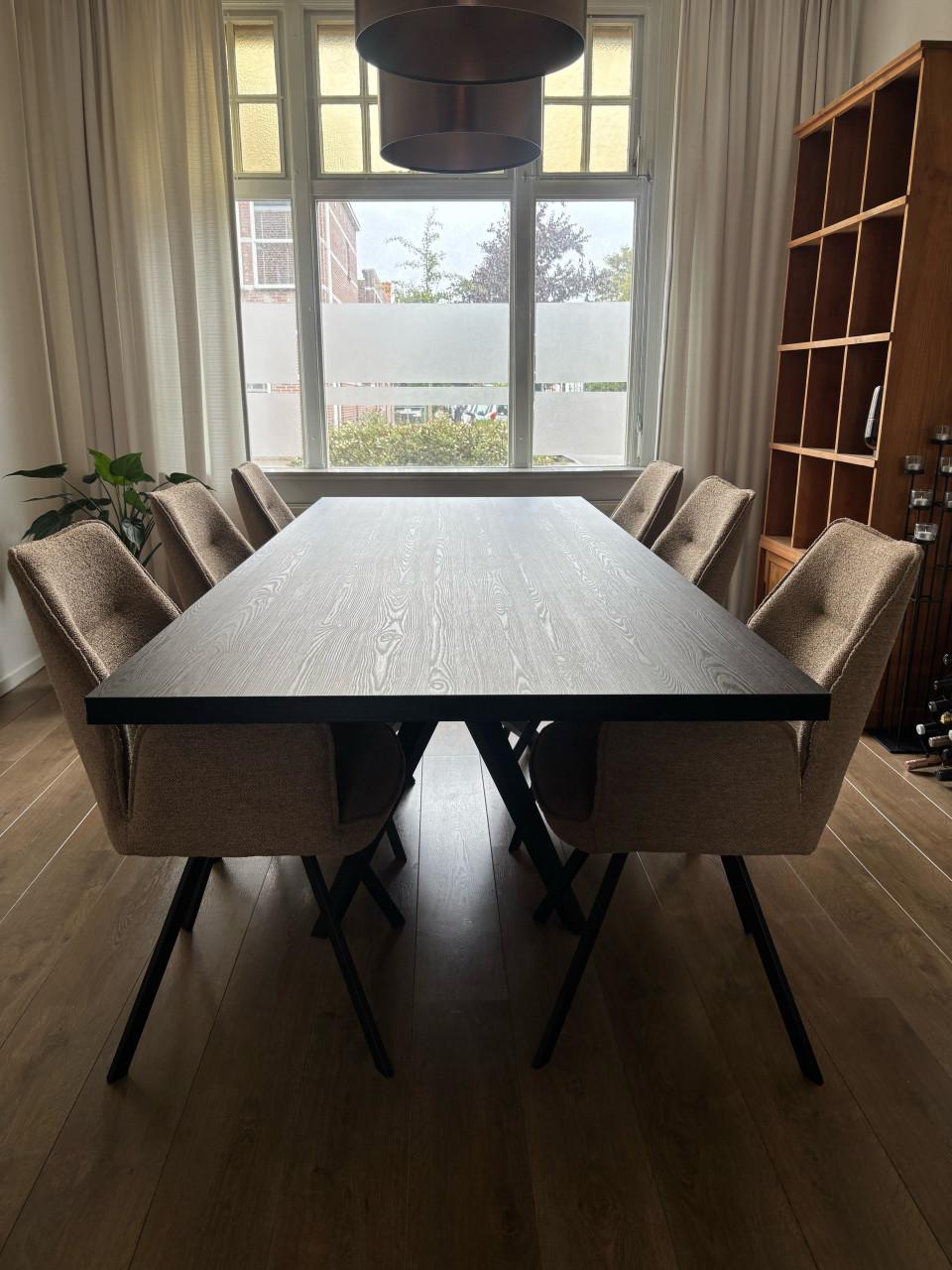 Eetkamerset – zwarte eettafel + 6 beige eetkamerstoelen