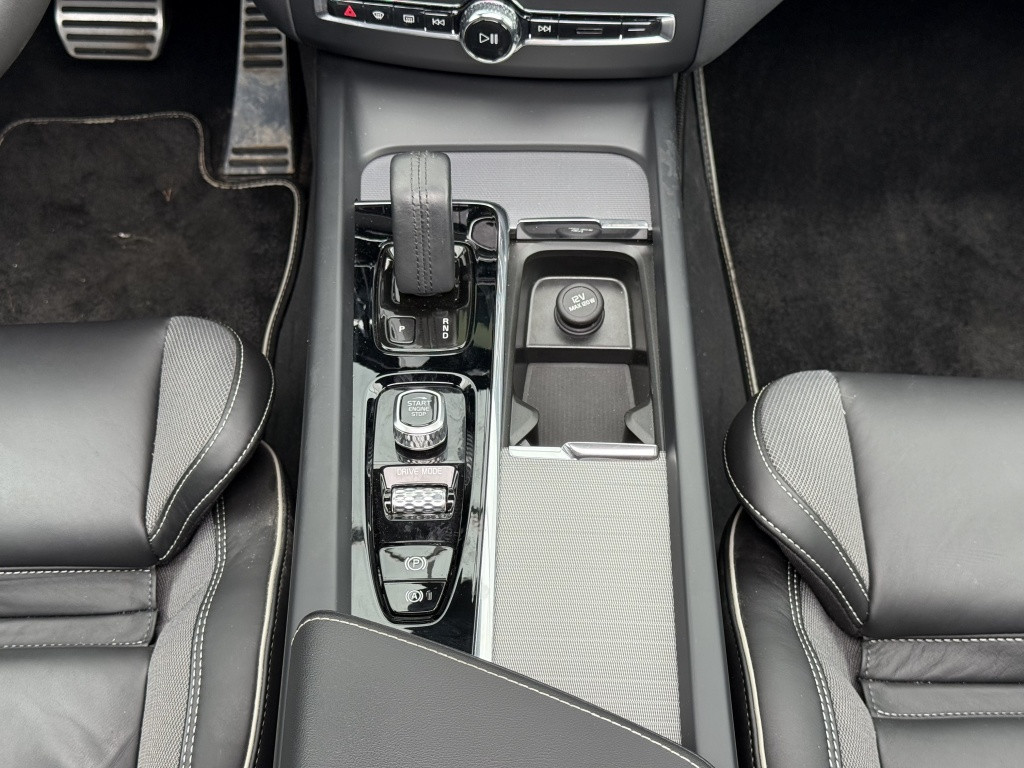 Volvo XC60 t8 390pk recharge r-design| panodak| adap.cruise| 360camera| led