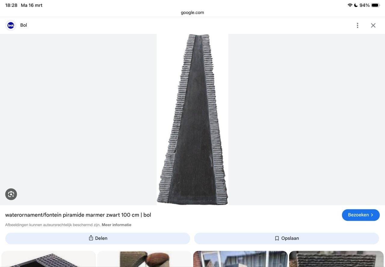 Fontein/pyramide van steen/beton