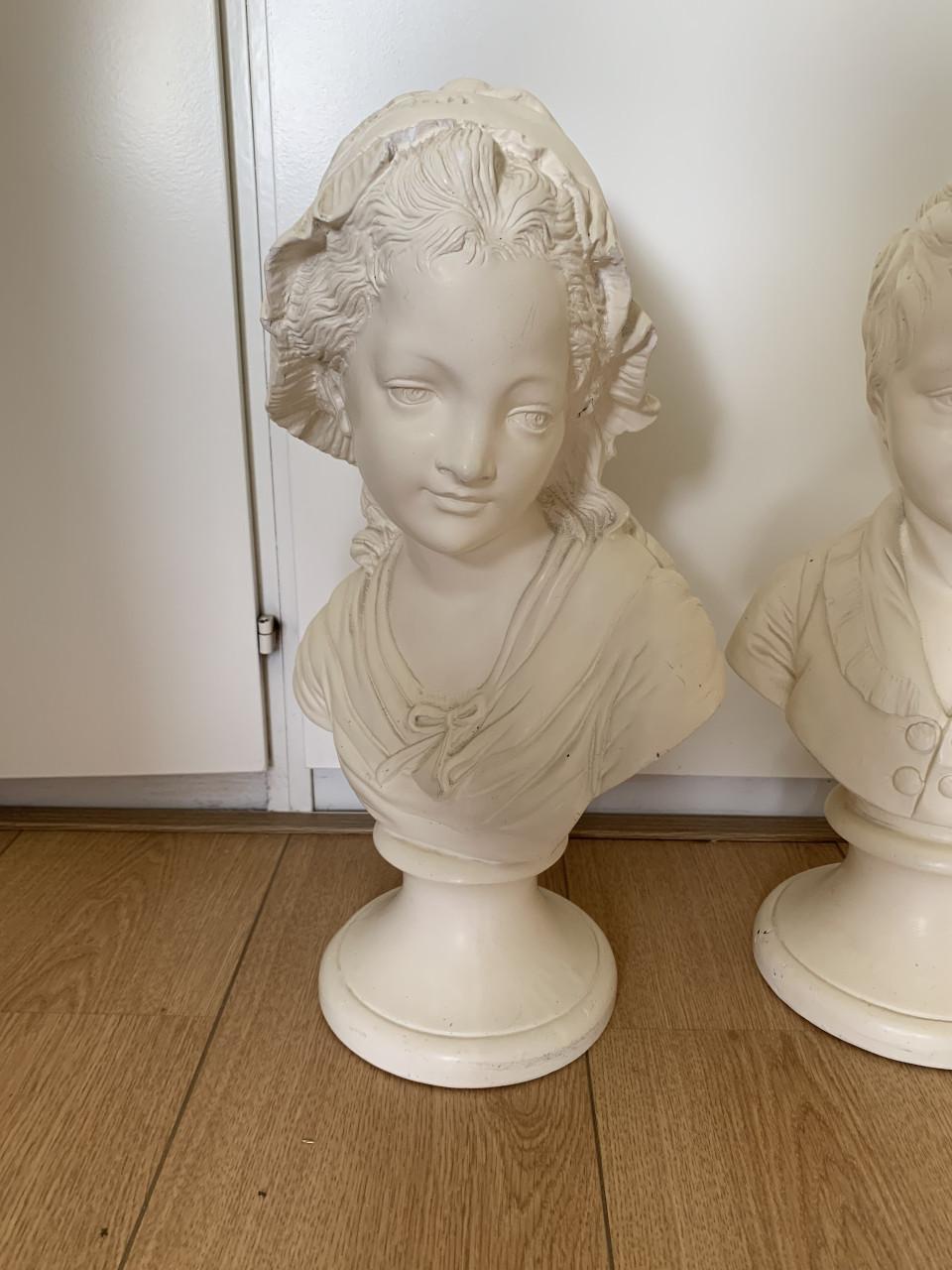 2 PRACHTIGE GROTE BORST BEELDEN, JONGEN EN MEISJE