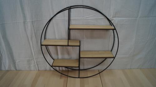 Rond wandrekje met 4 plankjes.