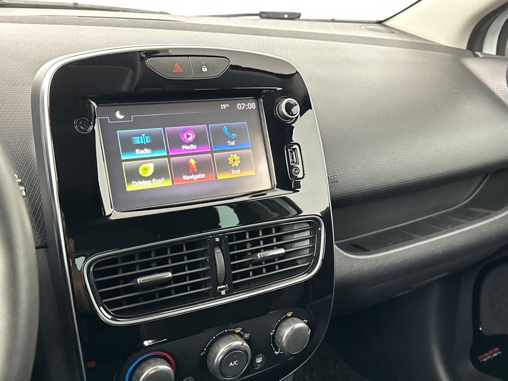 Renault Clio 0.9 tce zen | leuke eerste auto! | dealer onderhoud | navigati