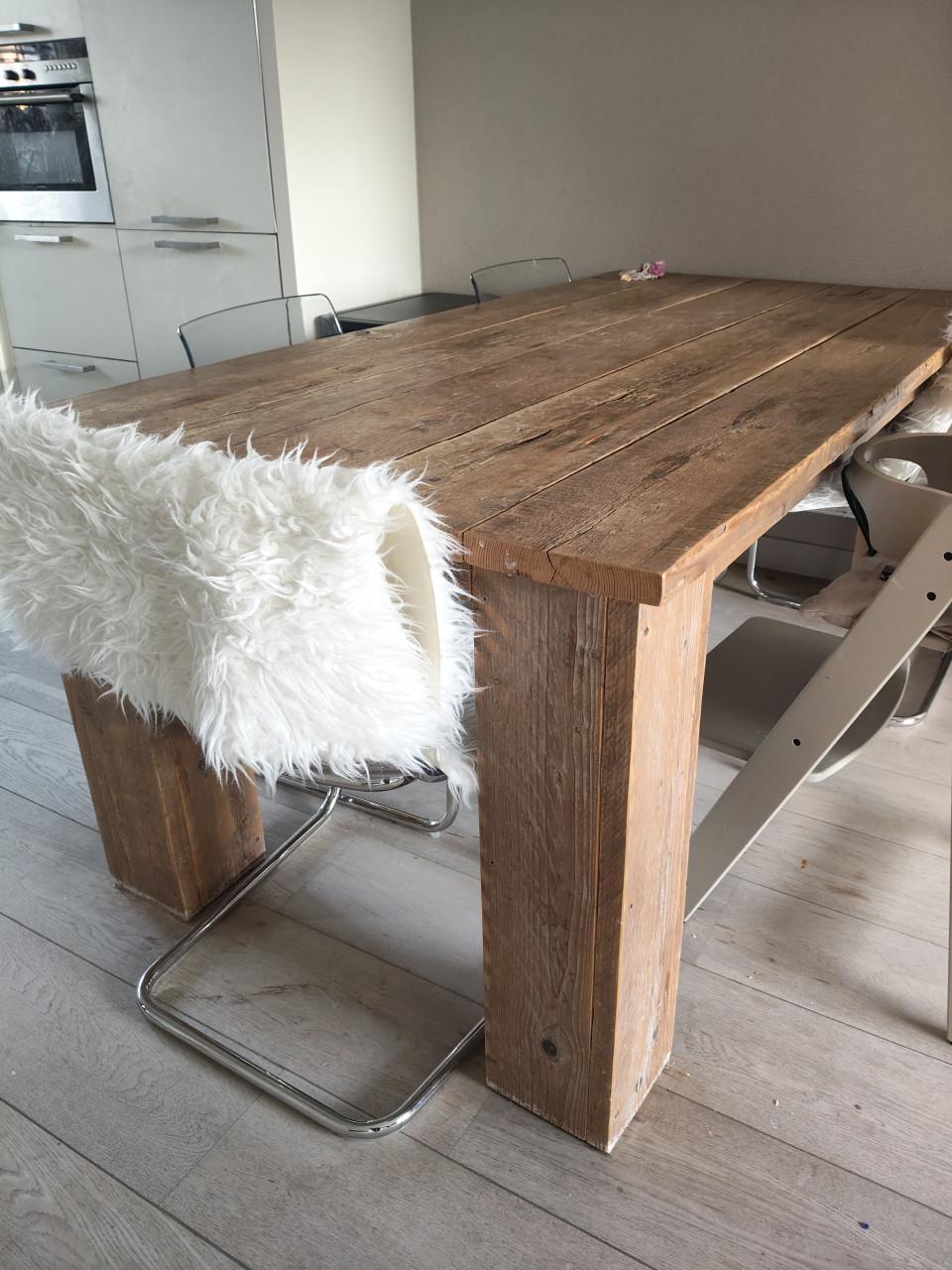 Houten eettafel