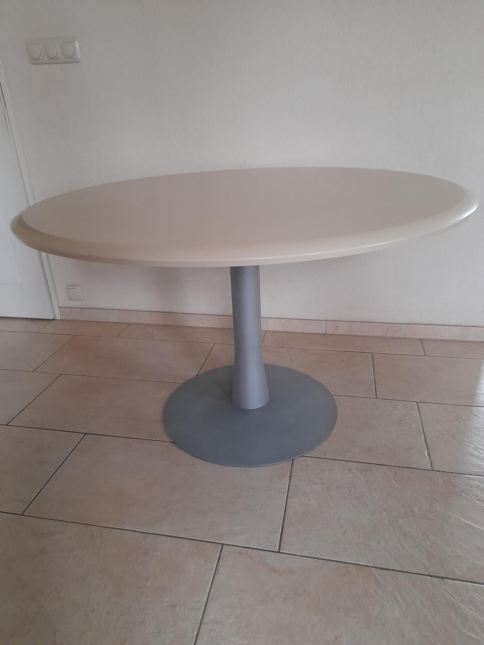 Stevige ronde tafel 120 x 72H (in goede nette staat )  Materiaal; hout blad