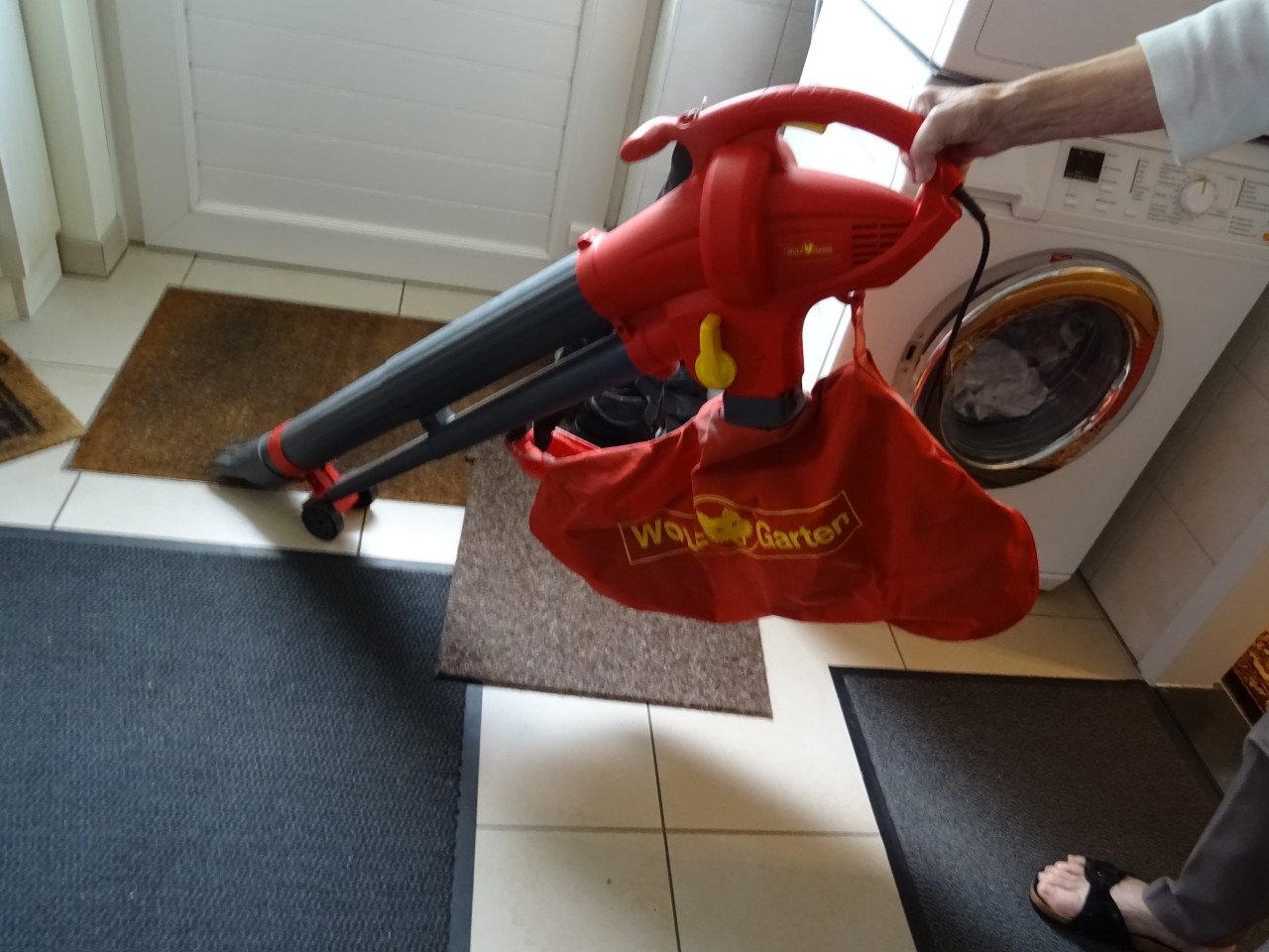 Te koop bladblazer en zuigen een keer gebruikt te zwaar voor ons 220/volt e