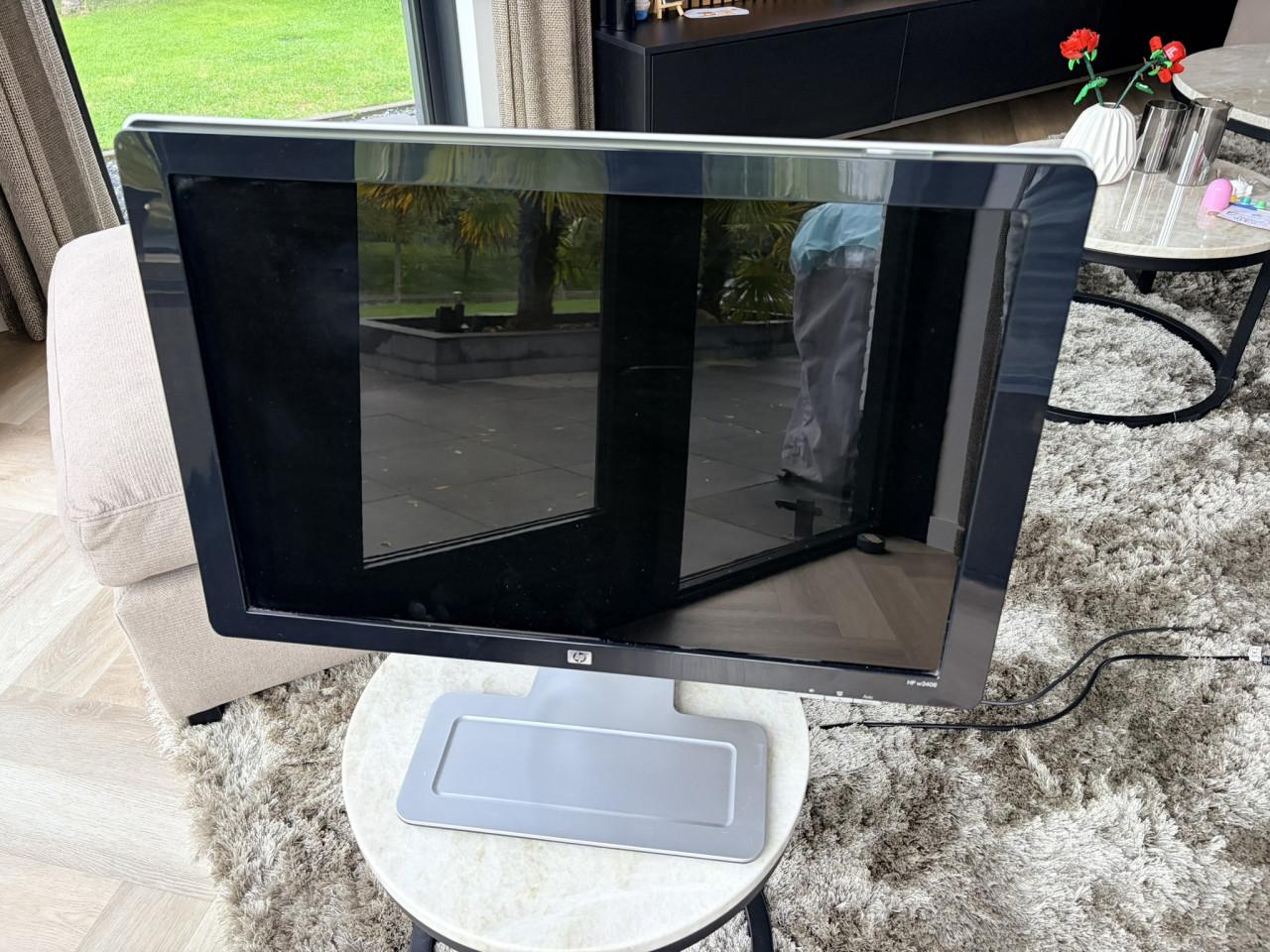 HP w2408 24 inch monitor – verstelbare voet – werkt goed