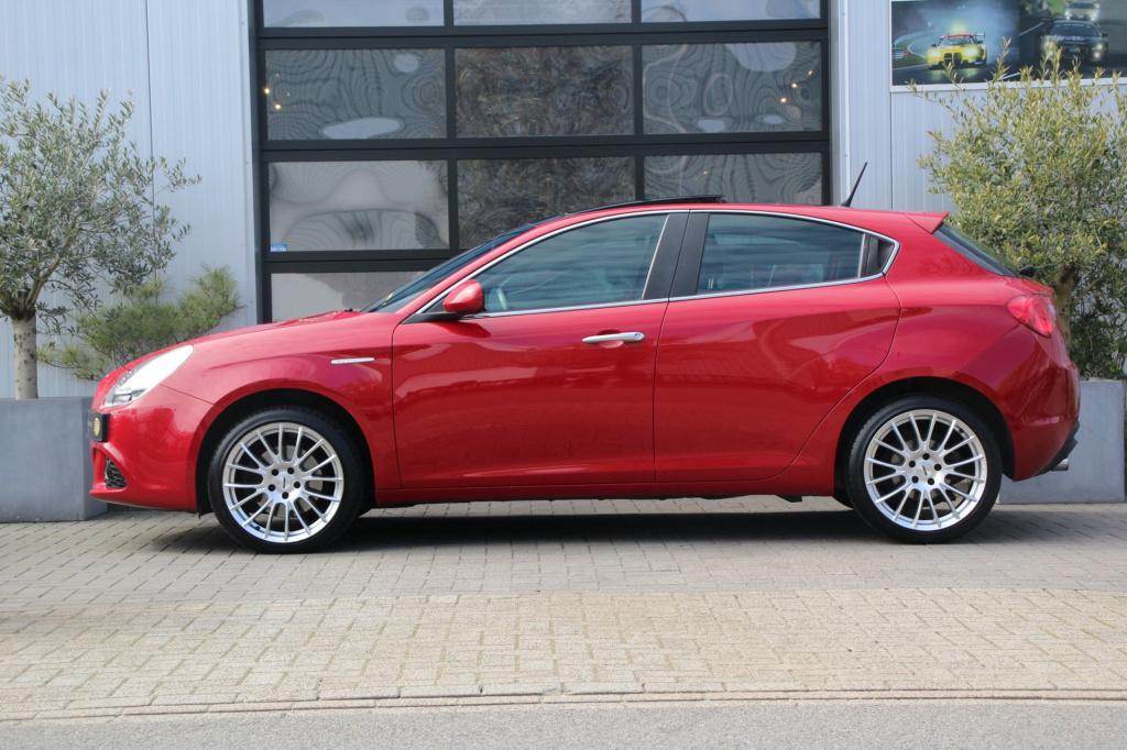 Alfa Romeo Giulietta 1.4 turbo turismo -170 pk - trekhaak - panoramadak - p