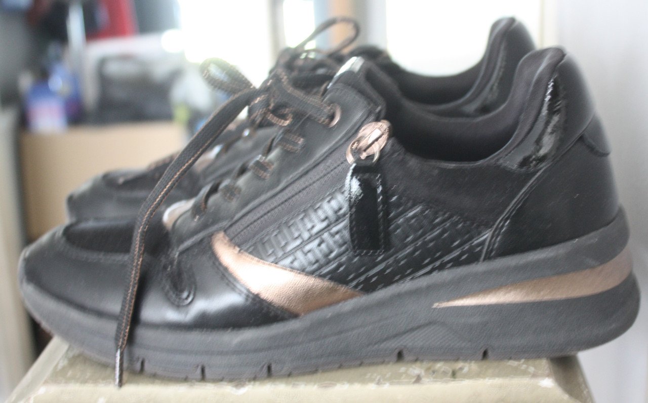 Snakers gympen zwart met koperen details  maat 39