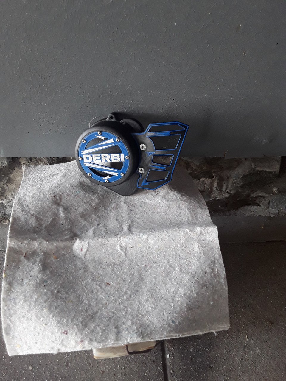 Wij mist zijn bescherm kapje derbi