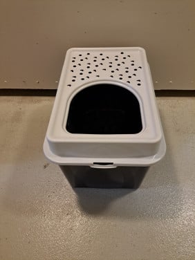 Kattenbak met opening aan de bovenzijde
