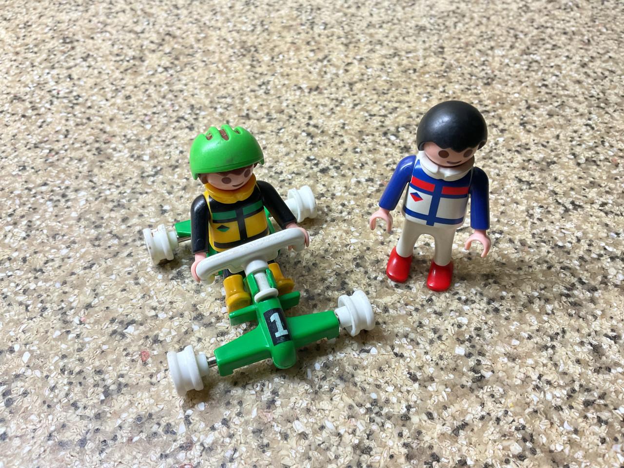 Playmobil. Klein.  20 poppetjes, 3 paardjes, hond en kat en race-auto.