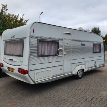 LMC 560 Dominant met voortent, mover en airco (lengtebedden)
