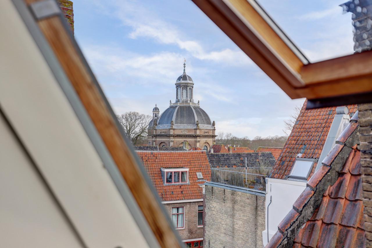 Te koop: monumentaal zolderappartement in centrum Middelburg