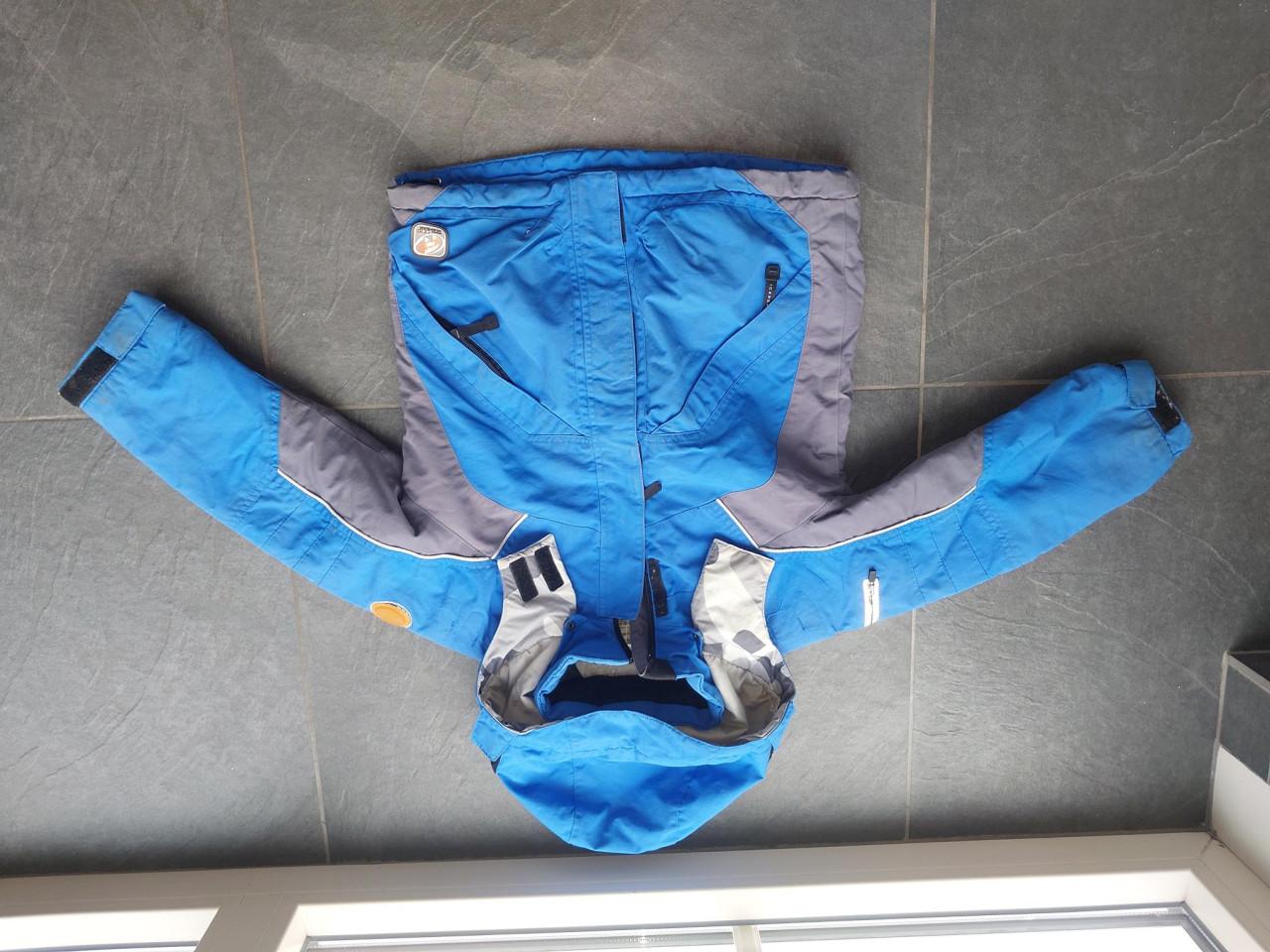 Sneeuwschoenen/jas/legging/handschoenen/skischoenen/ski's