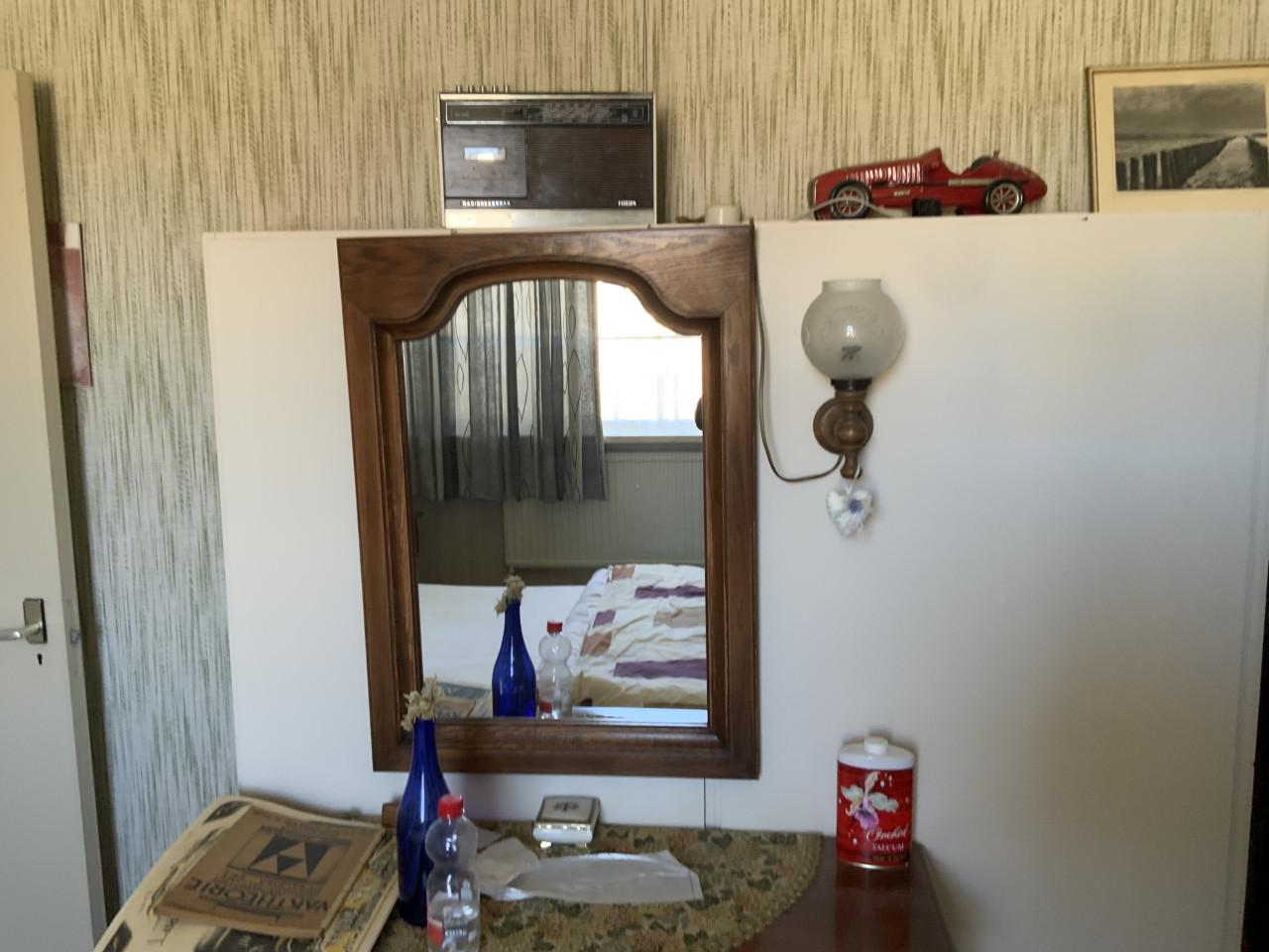 Gratis donker eiken bed nachtkastje commode en spiegel