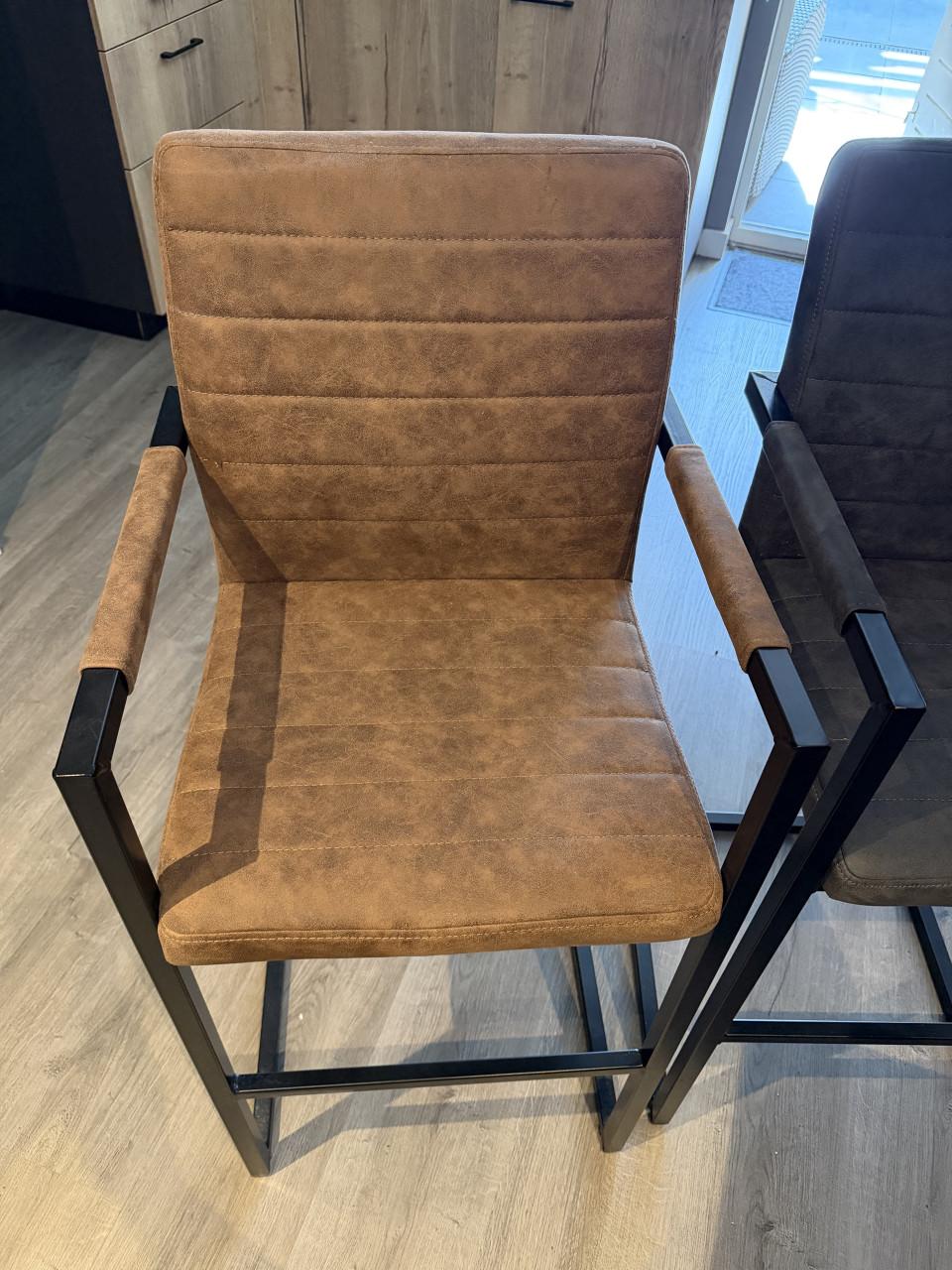 Hoge tafel met 4 krukken