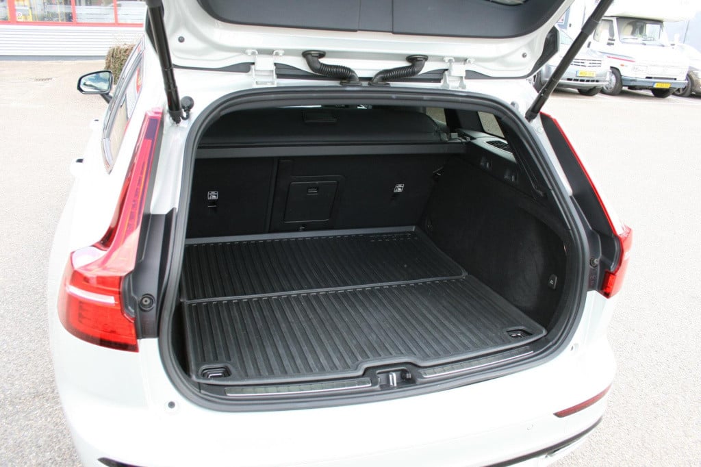 Volvo V60 2.0 t6 recharge awd r-design