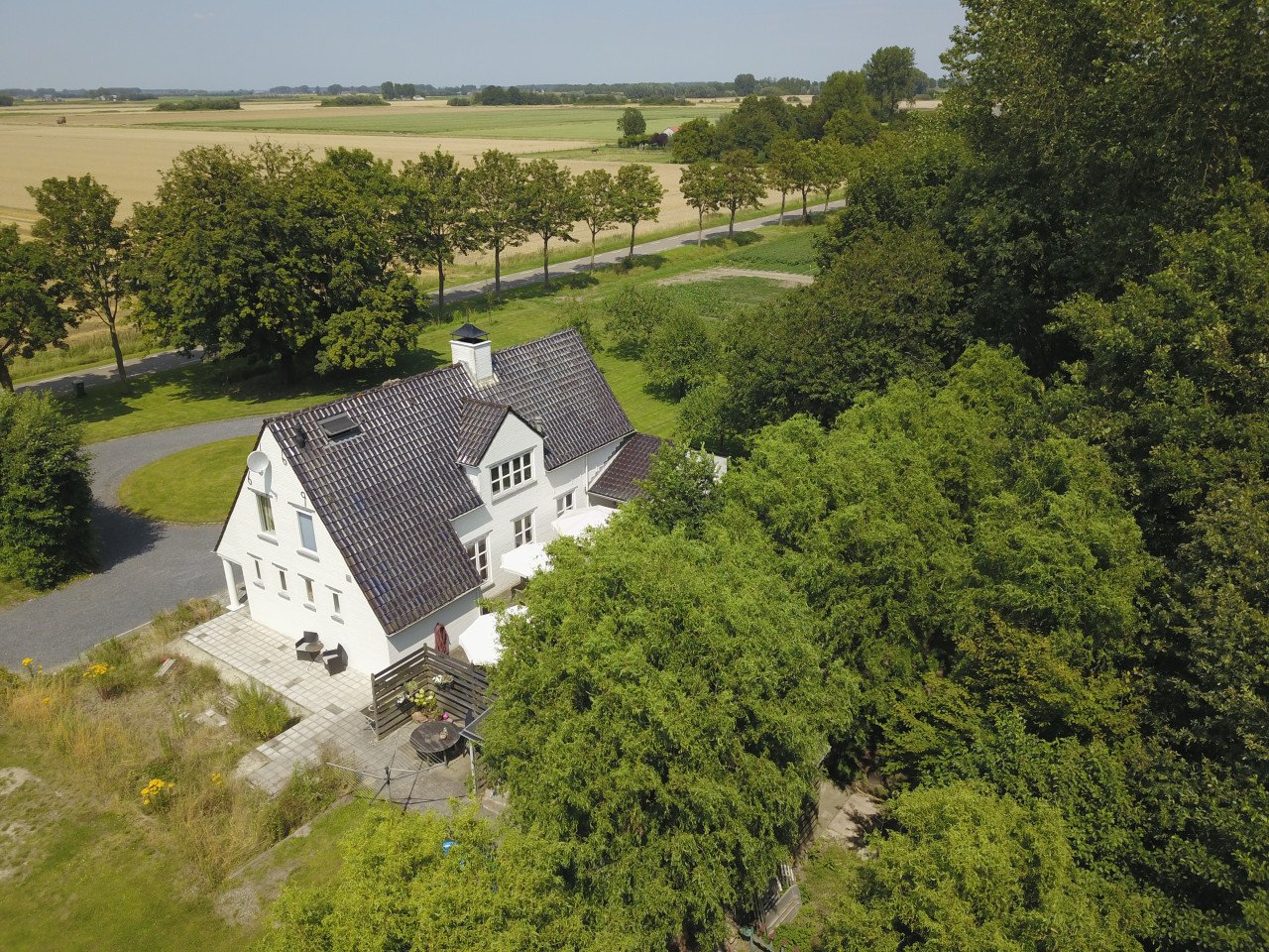 VERKOCHT Vrijstaand huis met veel grond en vrij bouwvlak buitengebied Axel