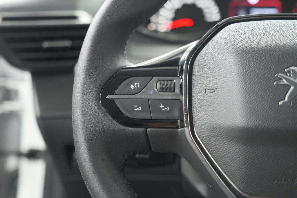 Peugeot 208 puretech 100 allure pack | camera | apple carplay | stoelverwar