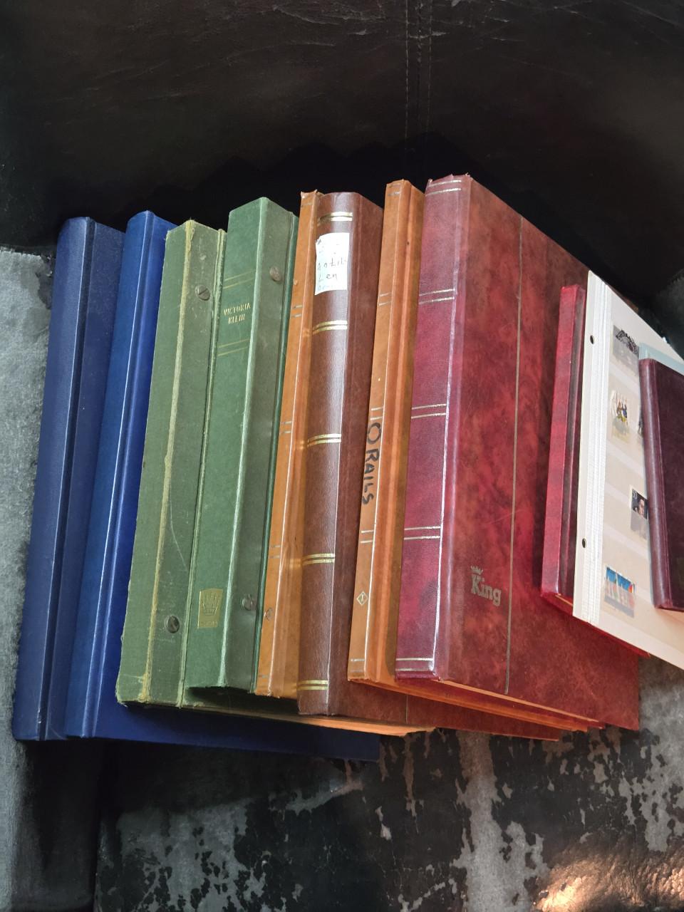 Postzegels 8 Albums uit heel de wereld  Bieden mag, wel graag naar waarde.