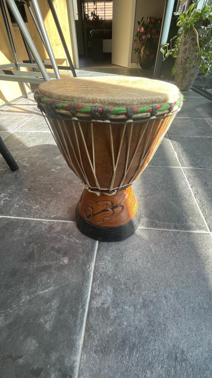 Twee handgemaakte houten Djembe’s