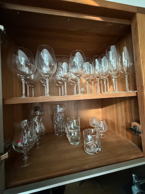 Bert Plantagie hoge wandkast walnotenhout/zwartglas