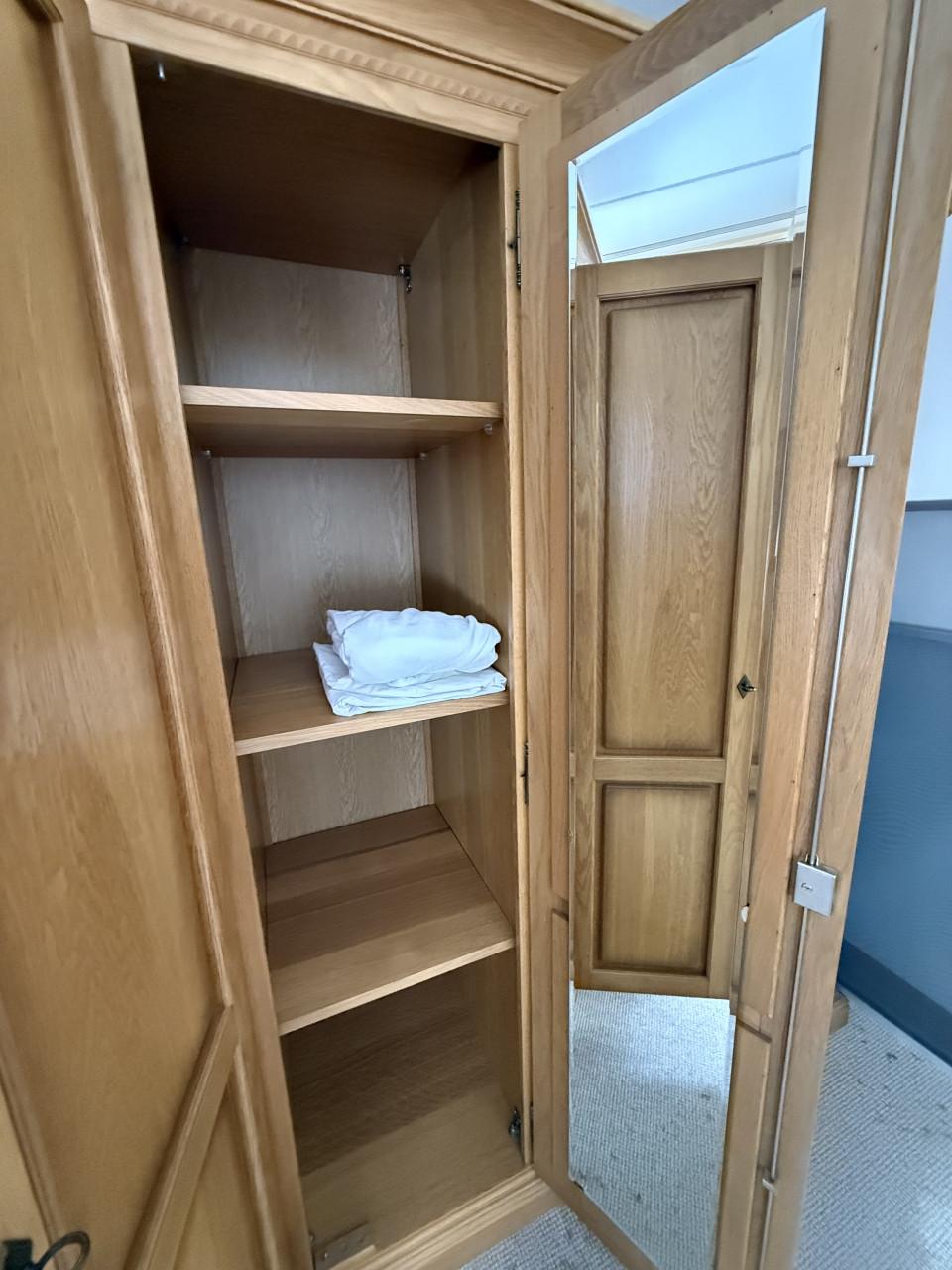 Massief Eikenh 5 deurskast. Hang en leg. In perfecte staat. Zonder krasje.