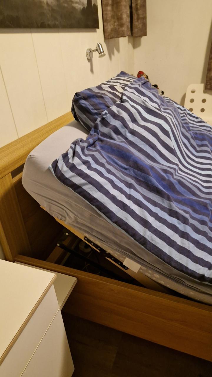 Bed met bijbehorend nachtkastje