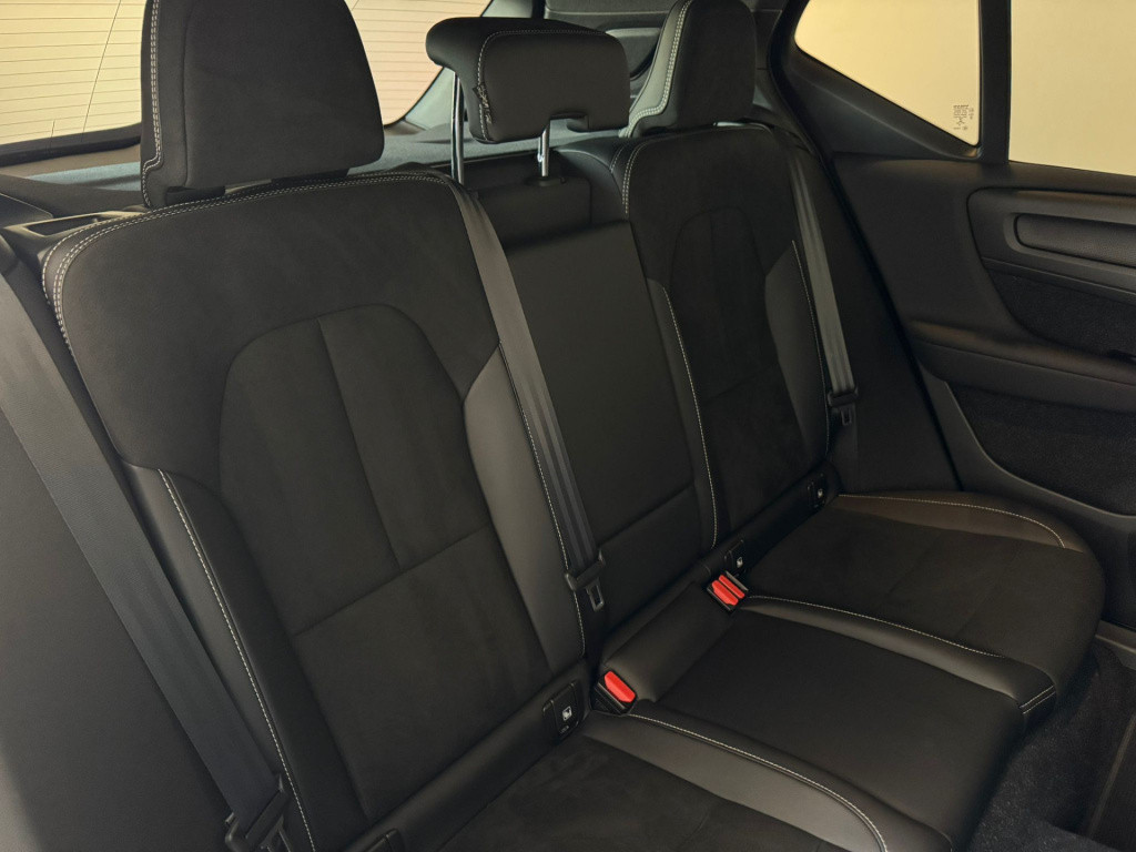 Volvo XC40 1.5 t4 recharge r-design black edition