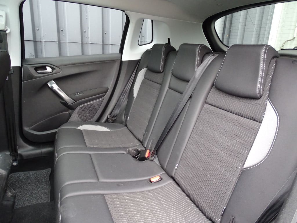Peugeot 2008 1.2 puretech gt-line | pano | trekhaak | bluetooth | navi