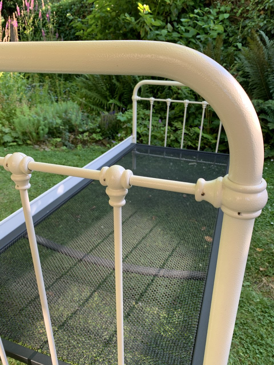 Solide metalen bed