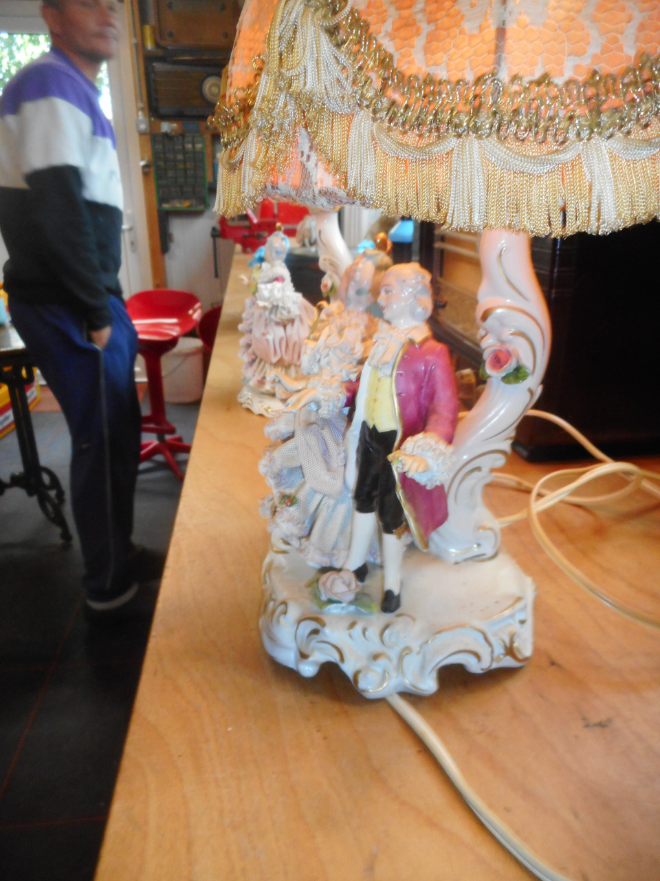 3 porselijne beeldjes met lamp