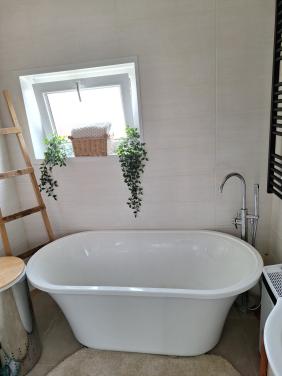 Badkamer bad douche wasbak met hogekast spieglekast en wastafelkastje