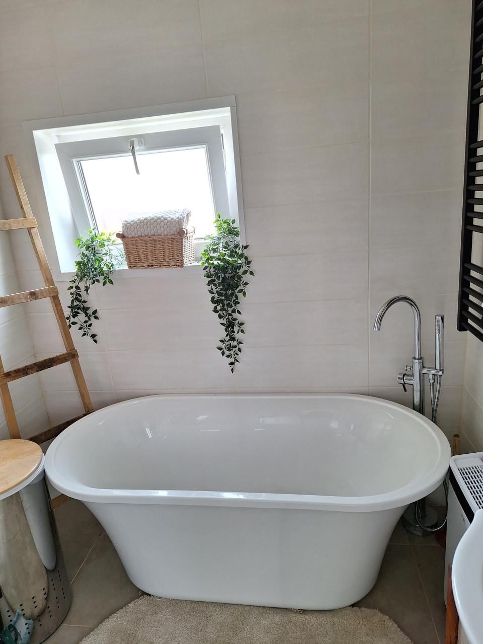 Badkamer bad douche wasbak met hogekast spieglekast en wastafelkastje