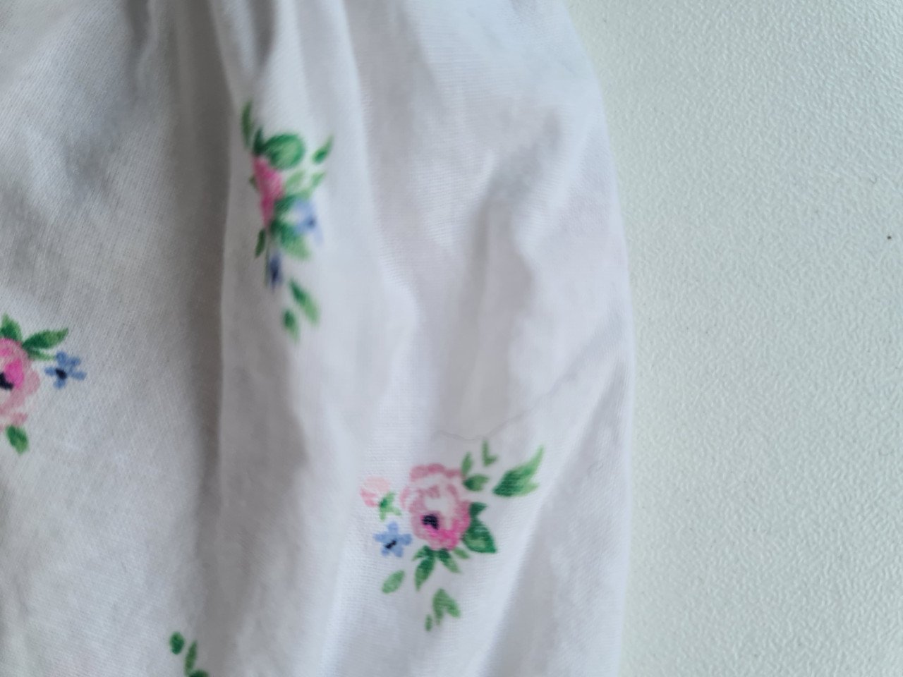 Lief wit , roze bloemetjes blousje van H&M  Maat 128