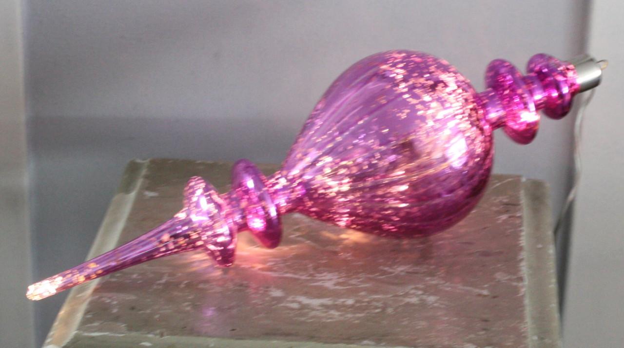 Paarse glazen pegel met verlichting