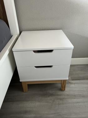 Gratis af te halen, twee nachtkastjes