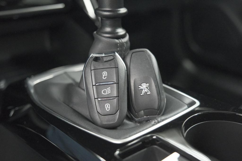 Peugeot 208 puretech 100 allure | trekhaak | camera | apple carplay | navig