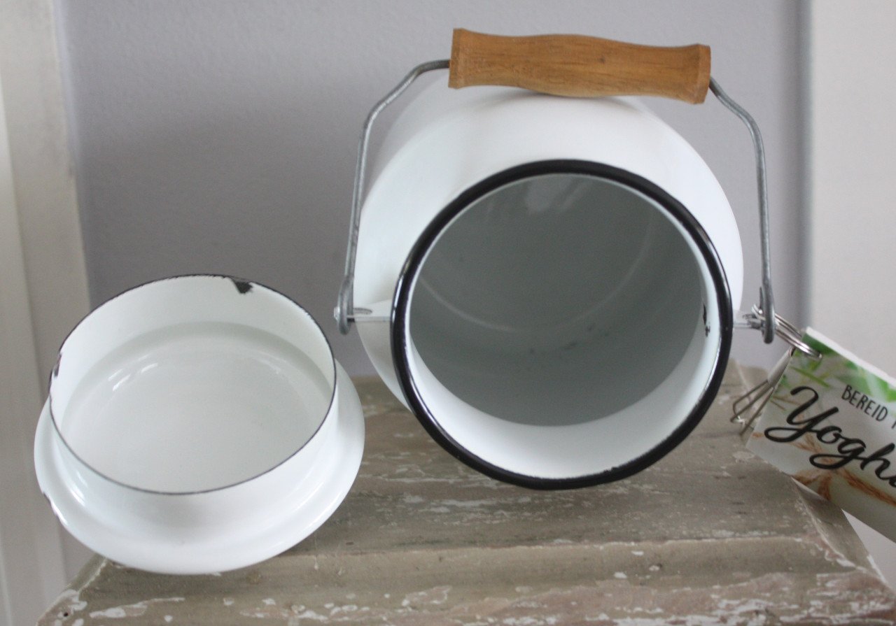 Witte emaille yoghurt
