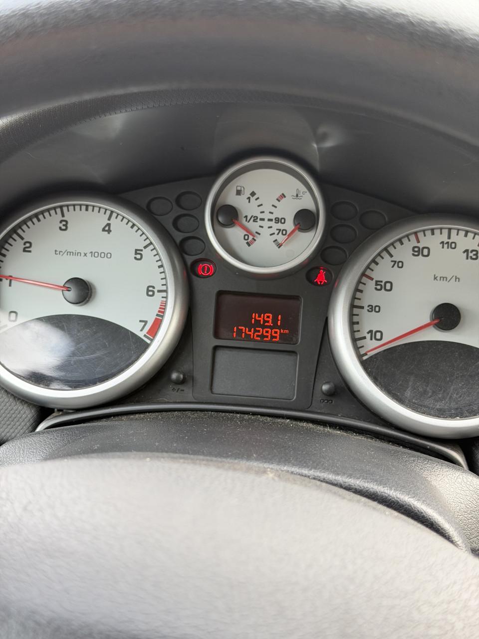 Peugeot 207 zuinig 1.4 + Airco, Weinig KM, onderhoud gehad.