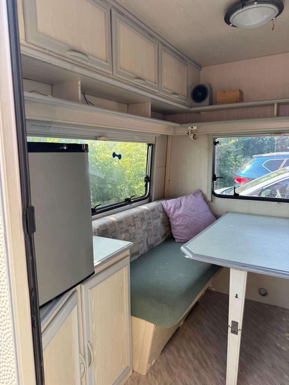 Caravan met voortent en luifel